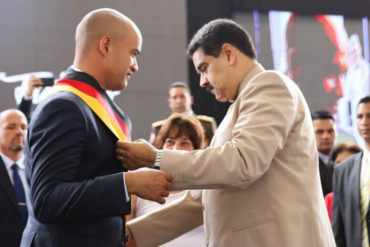 ¡UNA VEZ MÁS! Maduro se burla de Capriles en juramentación de Héctor Rodríguez como gobernador: “Coge tu gallo muerto”