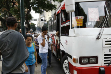 ¡ABUSO! Transportistas de La Pastora bajan de las unidades a usuarios que no pagan el pasaje a Bs 700