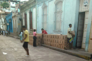 ¡COMPRAN AL PUEBLO CON MIGAJAS! Entregaron cajas CLAP en centro de votación en Vargas este #15Oct (+Foto)