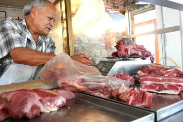 ¡DESGARRADOR! Ayudó a un hombre a pagar una carne que no le alcanzaba y se impactó al ver el recibo (+Foto)