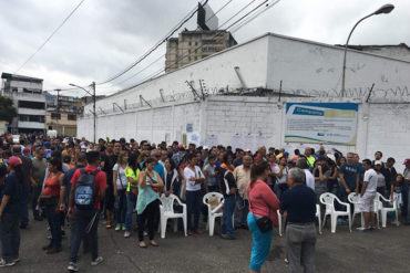 ¡PILLA ESTO, TIBY! Afectados de Palo Verde por reubicaciones del CNE se fueron en MASA a votar en Petare (+Fotos)