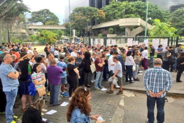 ¡ATENCIÓN! Denuncian retraso en instalación de mesas en centro de la Unefa en Chuao (+Fotos +Videos)