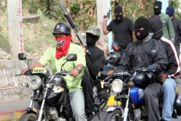 ¡INSÓLITO! Colectivos retan al Cicpc: Sorprenden a dos funcionarios y les roban una moto en la Av. Urdaneta