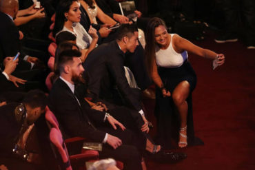 ¡PAR DE CRACKS!  El selfie de Deyna Castellanos con Cristiano Ronaldo en la gala de #TheBest