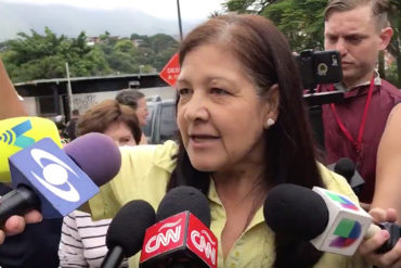 ¡RESTEADA! Ciudadana ayuda a trasladar electores a centros reubicados y se las canta al CNE (+Video)