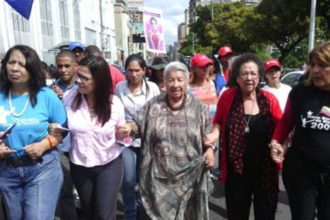 ¡SE MOVILIZARON! Mujeres entregan documento contra el “terrorismo especulativo” a la ANC (+Video)