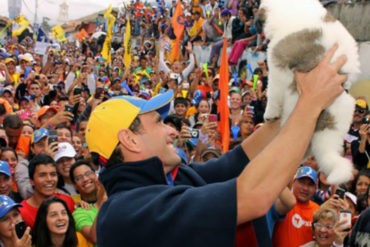 ¡QUÉ BELLO! Lo primero que sacó Capriles de la residencia del gobernador tras conocer los resultados electorales