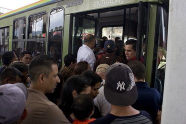 ¡QUÉ MARAVILLA! Falla eléctrica dejó sin servicio a varias estaciones del Metro (+Fotos)