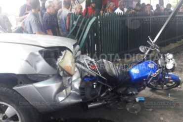 ¡SE ALTERÓ! Arrolló con su carro a motorizados que le robaron el teléfono en Las Mercedes (+Fotos +Video)