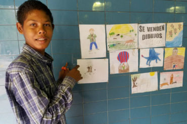 ¡MÍRELO! El niño que vende dibujos en el metro para sobrevivir a la crisis (+Video esperanzador)