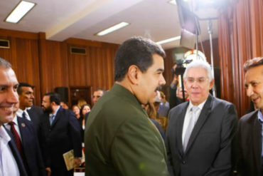 ¡ARRODILLADOS! Así saludaron de mano los gobernadores opositores a Maduro en el Consejo Federal de Gobierno (FOTOS)