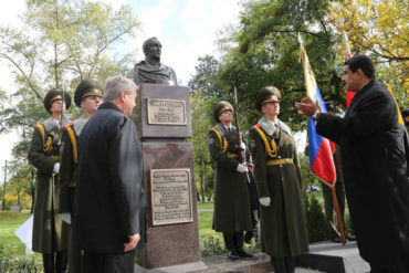 ¿Y PARA LOS VENEZOLANOS QUÉ? Maduro devela busto de Simón Bolívar en Bielorrusia para certificar «lazos de hermandad» (+Video +Fotos)