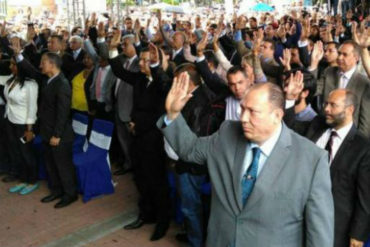 ¡SÉPALO! Cinco magistrados venezolanos asilados dejan la embajada de Chile en Caracas