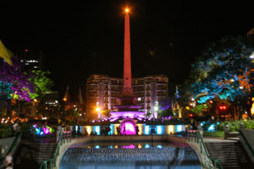 ¡HERMOSO! Así iluminaron el obelisco de Plaza Francia para conmemorar día del cáncer de mama (Foto+Video)