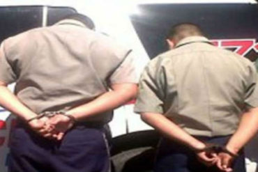 ¡IN FRAGANTI! Detenidos dos policías con 100 panelas de cocaína