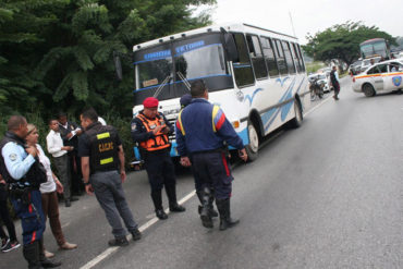 ¡SIN MIEDO! Pasajeros que viajaban en autobús en la ARC lanzaron a la vía a 2 malandros por intento de robo (+Fotos)