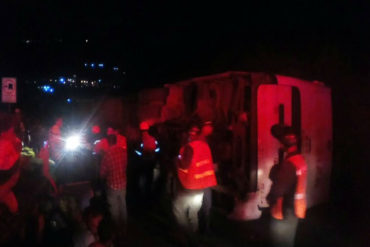 ¡ÚLTIMA HORA! Vuelco de autobús en la bajada de tazón dejó 9 personas lesionadas (+Fotos)