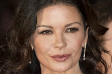 ¡NO LA PERDONARON! Catherine Zeta-Jones reapareció con “nuevo rostro” y las redes estallaron