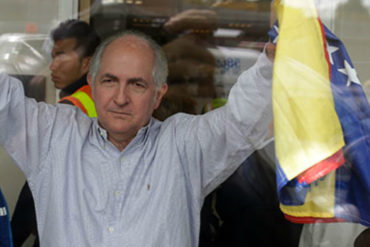 ¡TE LA MOSTRAMOS! La foto de Ledezma abordando el avión rumbo a Madrid, España (+IMAGEN)