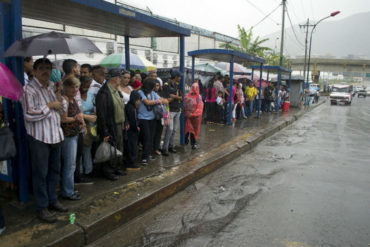 ¡BUSCANDO SOLUCIONES! Venezolanos «ajustan el reloj» por falta de transporte (+Fotos)