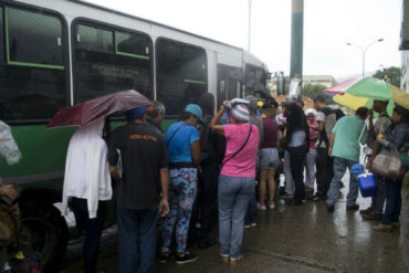 ¡ABUSADORES! Transportistas cobraron hasta Bs 5.000 en medio del caos por el apagón