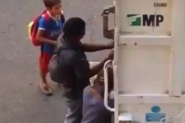 ¡QUÉ TRISTE! El video de tres niños venezolanos sacando «comida» del camión de la basura que se hizo viral