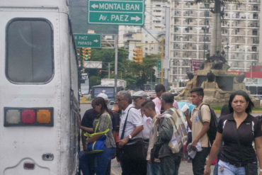 ¡COLAPSO DEL TRANSPORTE! Así son las colas en las paradas de la avenida Baralt (+FOTO)