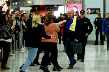 ¡IMPERDIBLE! El emotivo momento en que Ledezma es recibido por su familia en Madrid, España (+Fotos +Videos)