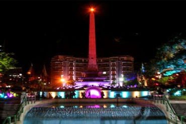 ¡MÍRALO! Iluminan de naranja el obelisco de Altamira, Venezuela, en rechazo a la violencia de género