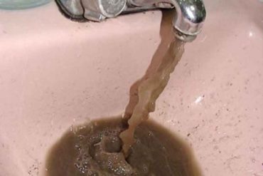 ¡ASCO! No es té, ni jugo de tamarindo: Así llega el agua a unas zonas de Carabobo (+Video)