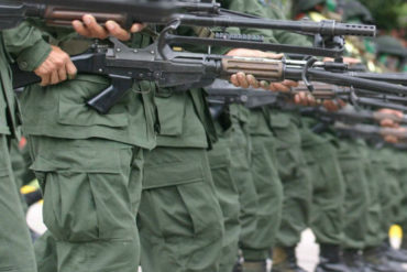 ¡EL COLMO! Fuerzas Armadas estarían dotando de armamento a desertores de la guerrilla colombiana