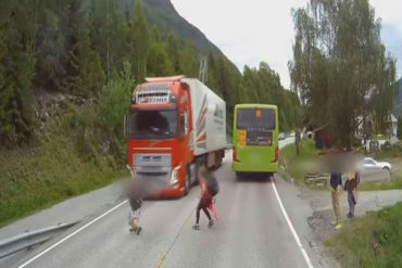 ¡QUÉ SUSTO! Dos niños se salvan de morir arrollados por inmenso camión (+Video)