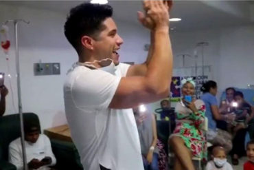 ¡HERMOSO! Chyno Miranda visitó a los niños del Hospital J.M. de los Ríos (+Video)