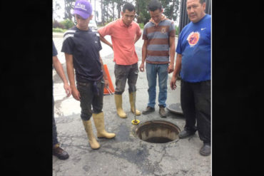 ¿ALÓ, NICO? Mandan a jóvenes del Plan Chamba Juvenil a destapar drenajes sin guantes ni mascarillas