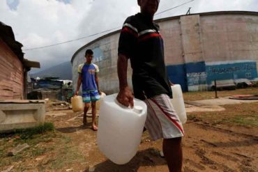 ¡EL COLMO! Ciudadanos deben llevar hasta el agua para limpiar en el IVSS de La Guaira