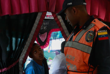 ¡SE PASAN! Transportistas toman medidas «extremas» con los pasajeros que no pagan Bs. 700 (utilizan hasta fuerza bruta)