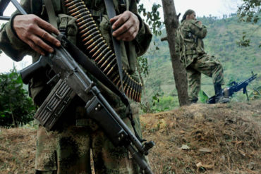 ¡ATENCIÓN! Criminales entrenan con armas a venezolanos en la zona limítrofe con Colombia