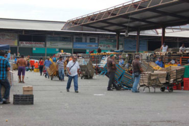 ¡PURAS JOYITAS! Cámaras registraron el momento en que militares robaban en el mercado mayorista de Barquisimeto