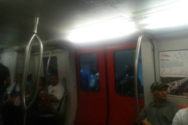 ¡CADA VEZ PEOR! Usuarios se bajaron de un tren en medio del túnel del Metro de Caracas (+Fotos)