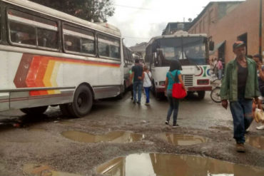 ¡ESTÁN MOLESTOS! Transportistas trancaron la avenida principal de La Urbina (exigen reparación de las vías)