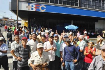 ¡DESPRECIADO! Pensionados no quieren nada con el billete nuevo (+Fotos)