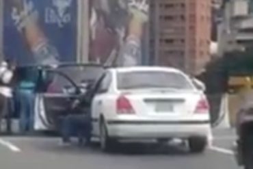 ¡MÍRALO! Así interceptan y someten a un hombre en la autopista Francisco Fajardo (+Video)