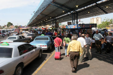 ¡EFECTOS DE LA CRISIS! Viajeros del terminal de Maracaibo pagan los pasajes con alimentos