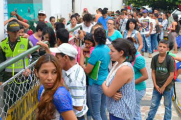 ¡TODO EL MUNDO SE VA! Venezolanos colapsan Registro Nacional de Cúcuta