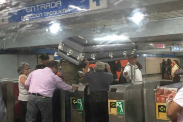 ¡INSÓLITO! Trasladaron la urna con el muerto por metro porque no tenían para la carroza