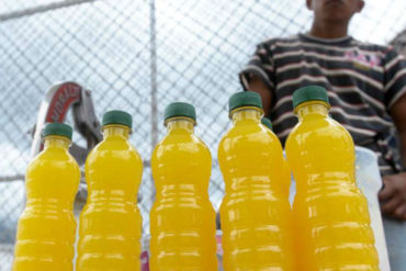 ¡QUÉ ASCO! No querrás tomar un jugo en la calle más nunca tras ver cómo los preparan (+Video repugnante)