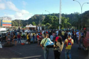 ¡CAOS! En Vargas protestaron por retrasos en las bolsas CLAP y la GNB los reprimió: Seis detenidos