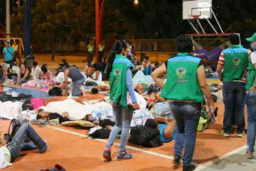 ¡QUÉ HORROR! Con bombas molotov atacaron a grupo de venezolanos que dormía en cancha de Cúcuta