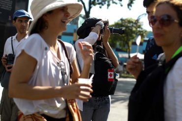 ¡DE LOCOS! Pese a altos índices de inseguridad turistas recorren calles de Caracas (Paseíto por el Metro+Fotos)