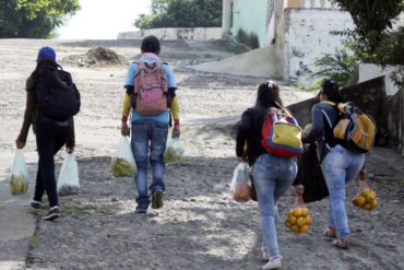 ¡CRÍTICO! Venezolanos empobrecidos venden de puerta en puerta en Colombia (+Fotos)